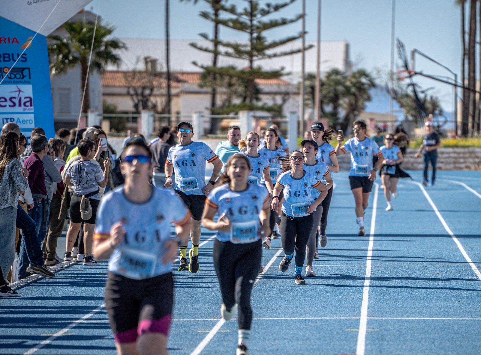 Imagen de deportistas con camisetas FullPrint Horus Sport entrando a meta en el evento 5K y 10K Animal Academia General del Aire